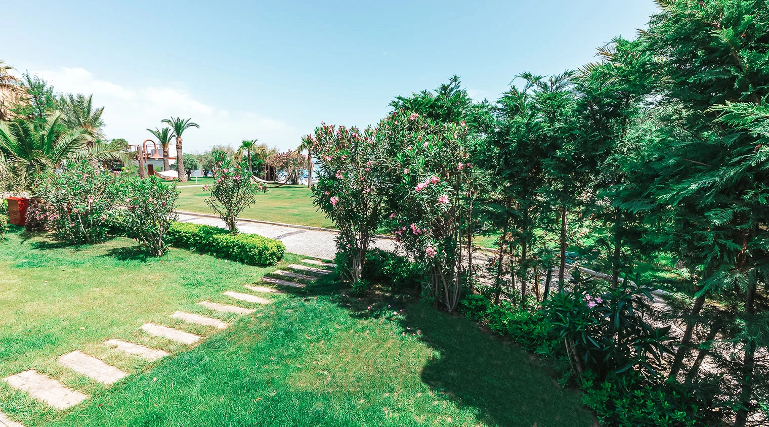 D Resort Ayvalık Deniz Manzaralı Bungalov yatak odası ve deniz görünümü